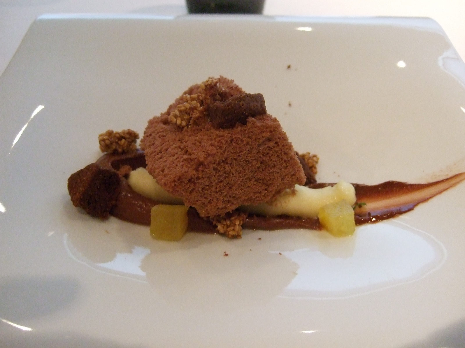 bizcocho de chocolate, piña y sésamo - Arrop Ricard Camarena